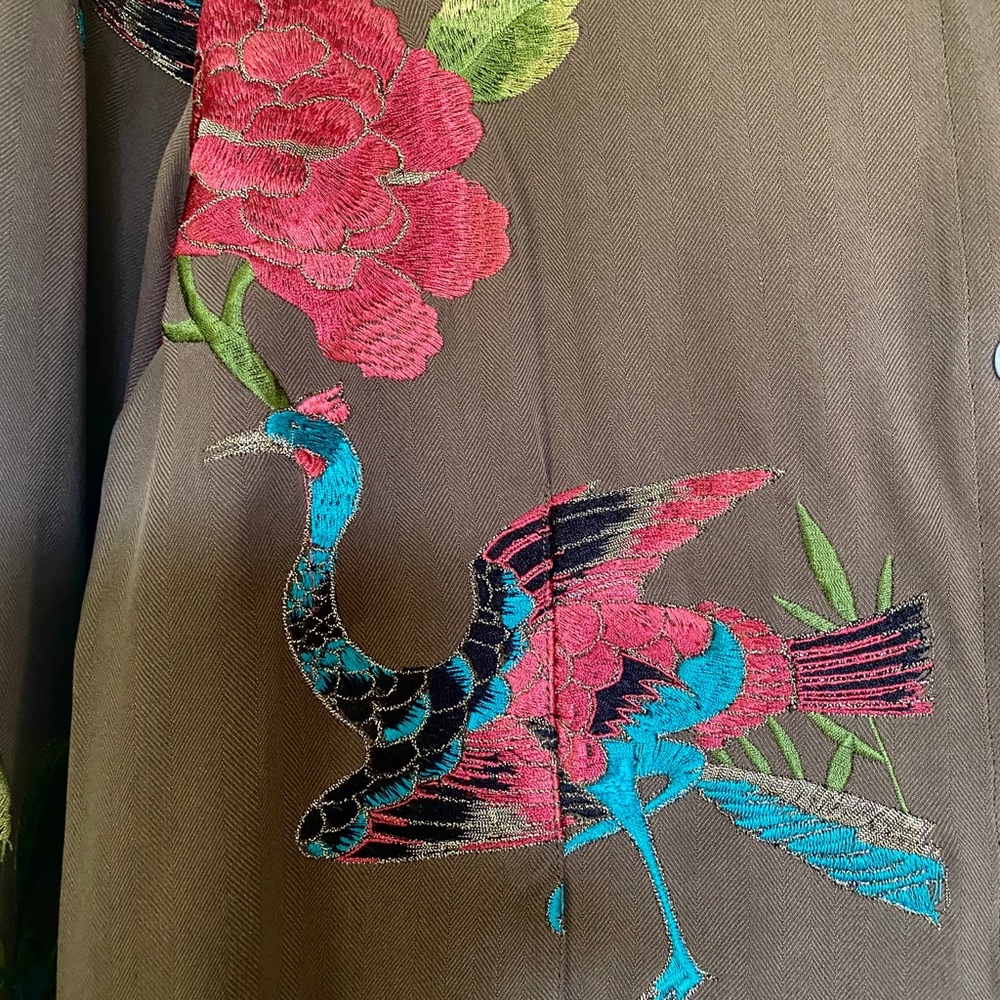 Beautiful 🌺 Embroidered SILK floral bird fitted blouse / jacket. - Picture 9 of 9